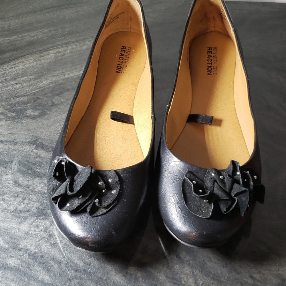 Kenneth Cole Black Flats